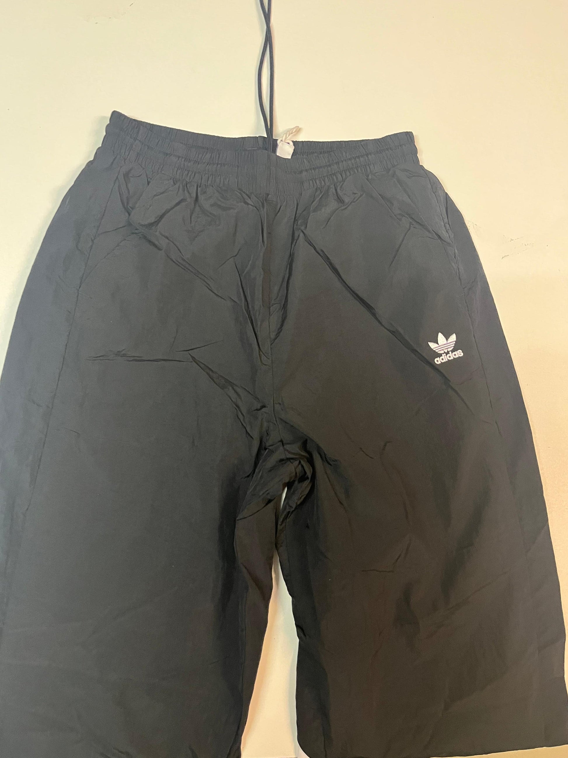 Entdecke unsere Vintage Track Pants von Nike und anderen Marken, erhältlich bei Valuxery.de - Dein Shop für trendige Vintage - Kleidung. Unsere Track Pants sind aus hochwertigen Materialien und