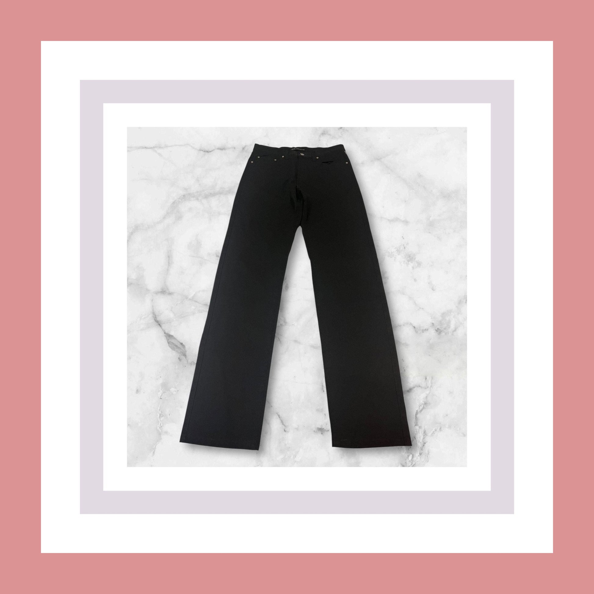 Entdecke unsere Vintage Track Pants von Nike und anderen Marken, erhältlich bei Valuxery.de - Dein Shop für trendige Vintage - Kleidung. Unsere Track Pants sind aus hochwertigen Materialien und