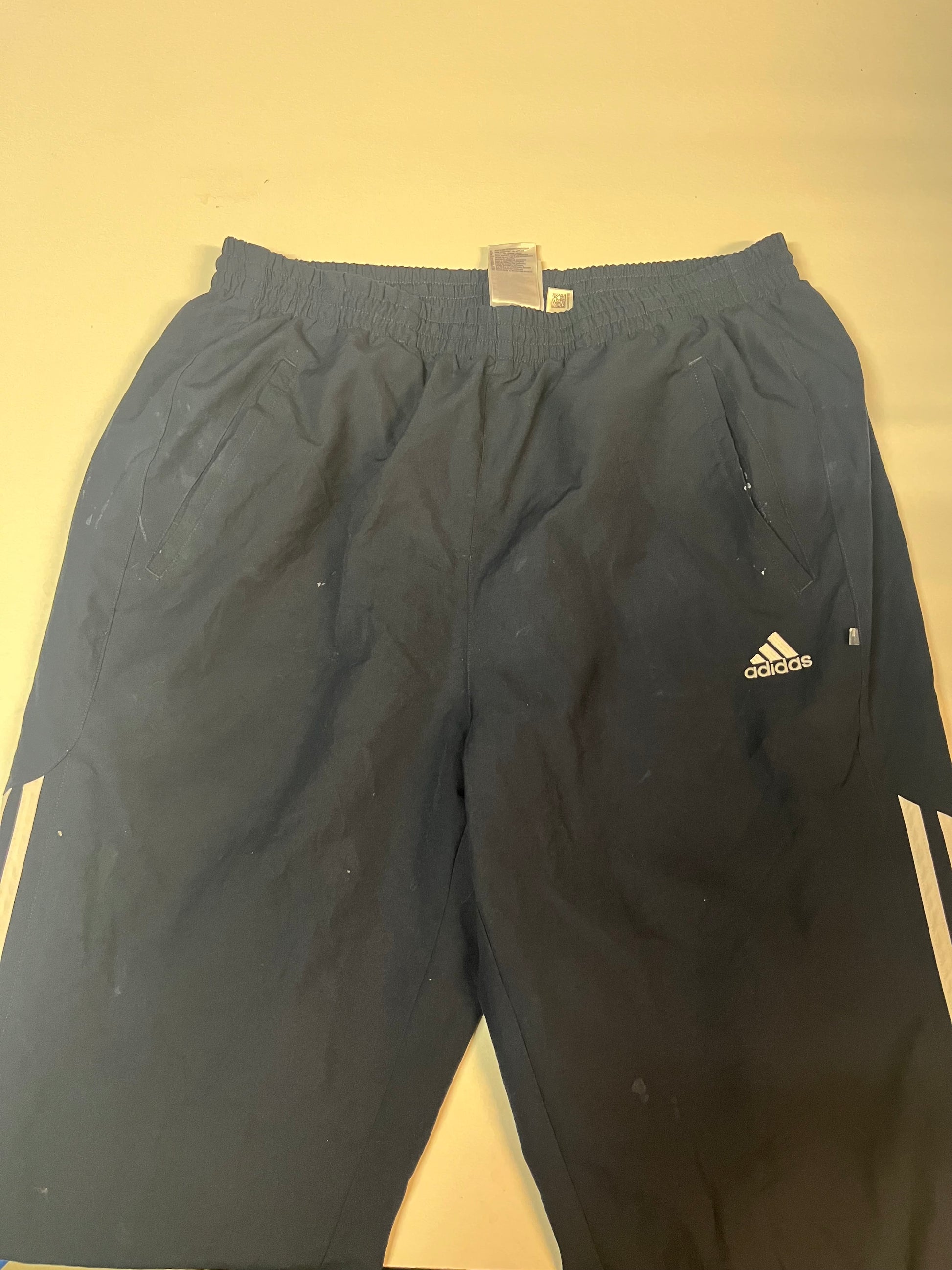 Entdecke unsere Vintage Track Pants von Nike und anderen Marken, erhältlich bei Valuxery.de - Dein Shop für trendige Vintage - Kleidung. Unsere Track Pants sind aus hochwertigen Materialien und