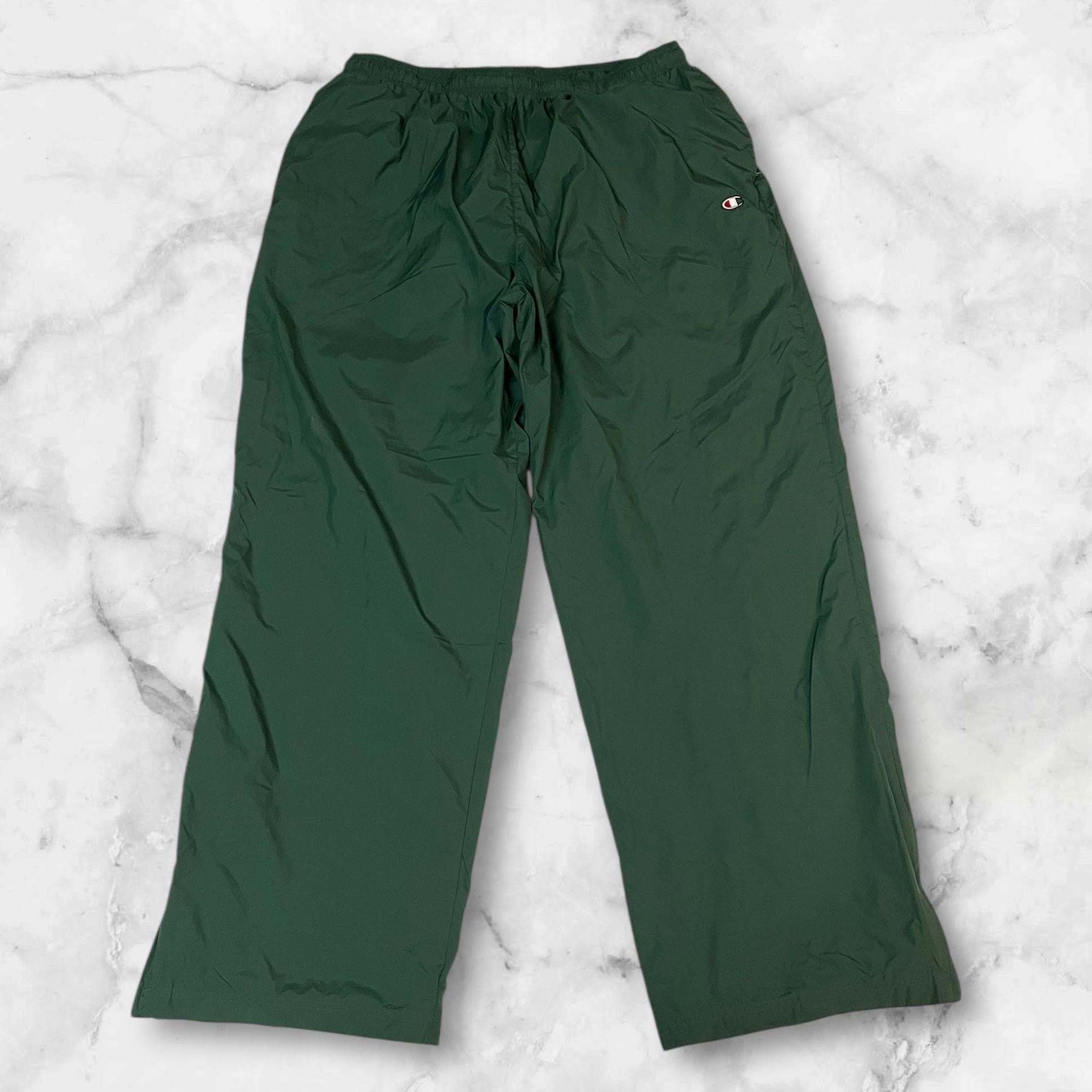 Entdecke unsere Vintage Track Pants von Nike und anderen Marken, erhältlich bei Valuxery.de - Dein Shop für trendige Vintage - Kleidung. Unsere Track Pants sind aus hochwertigen Materialien und