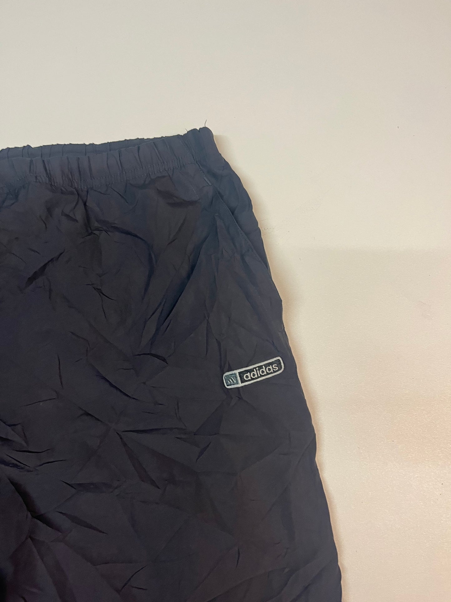 Entdecke unsere Vintage Track Pants von Nike und anderen Marken, erhältlich bei Valuxery.de - Dein Shop für trendige Vintage - Kleidung. Unsere Track Pants sind aus hochwertigen Materialien und