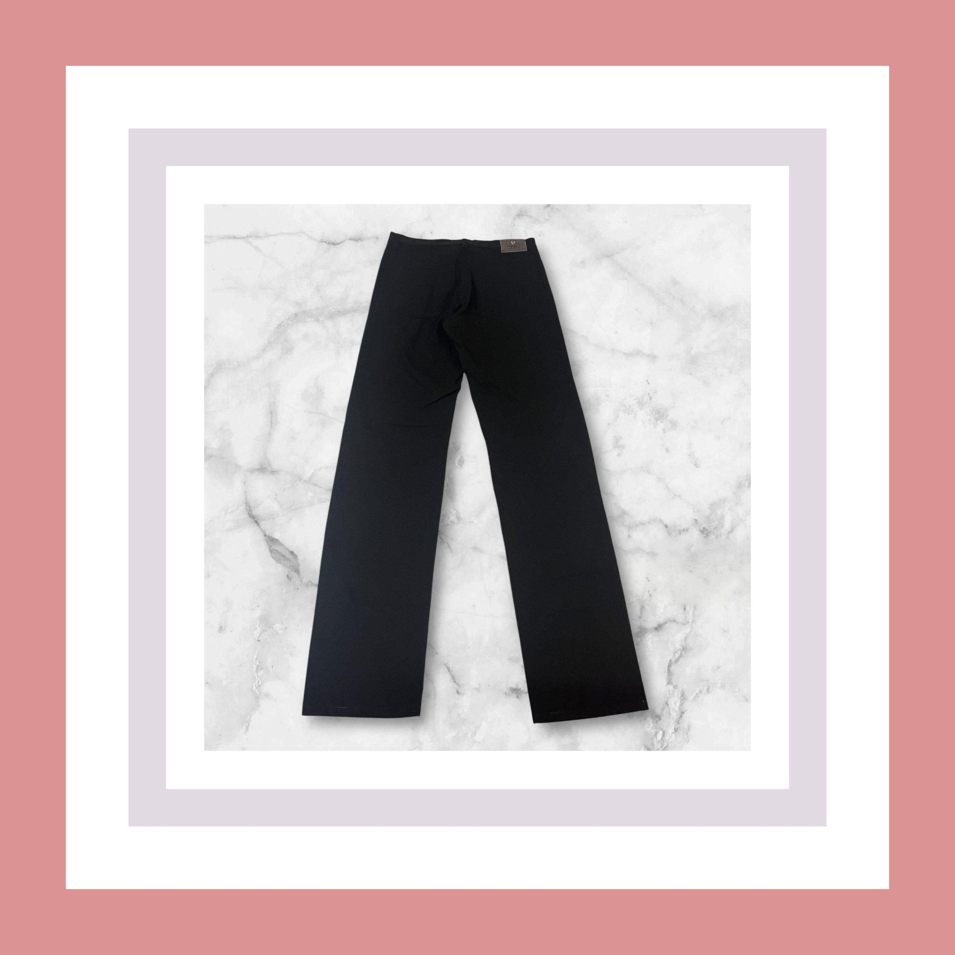 Entdecke unsere Vintage Track Pants von Nike und anderen Marken, erhältlich bei Valuxery.de - Dein Shop für trendige Vintage - Kleidung. Unsere Track Pants sind aus hochwertigen Materialien und