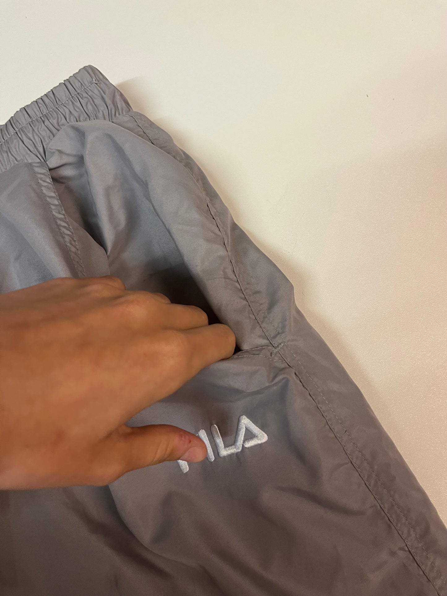 Entdecke unsere Vintage Track Pants von Nike und anderen Marken, erhältlich bei Valuxery.de - Dein Shop für trendige Vintage - Kleidung. Unsere Track Pants sind aus hochwertigen Materialien und