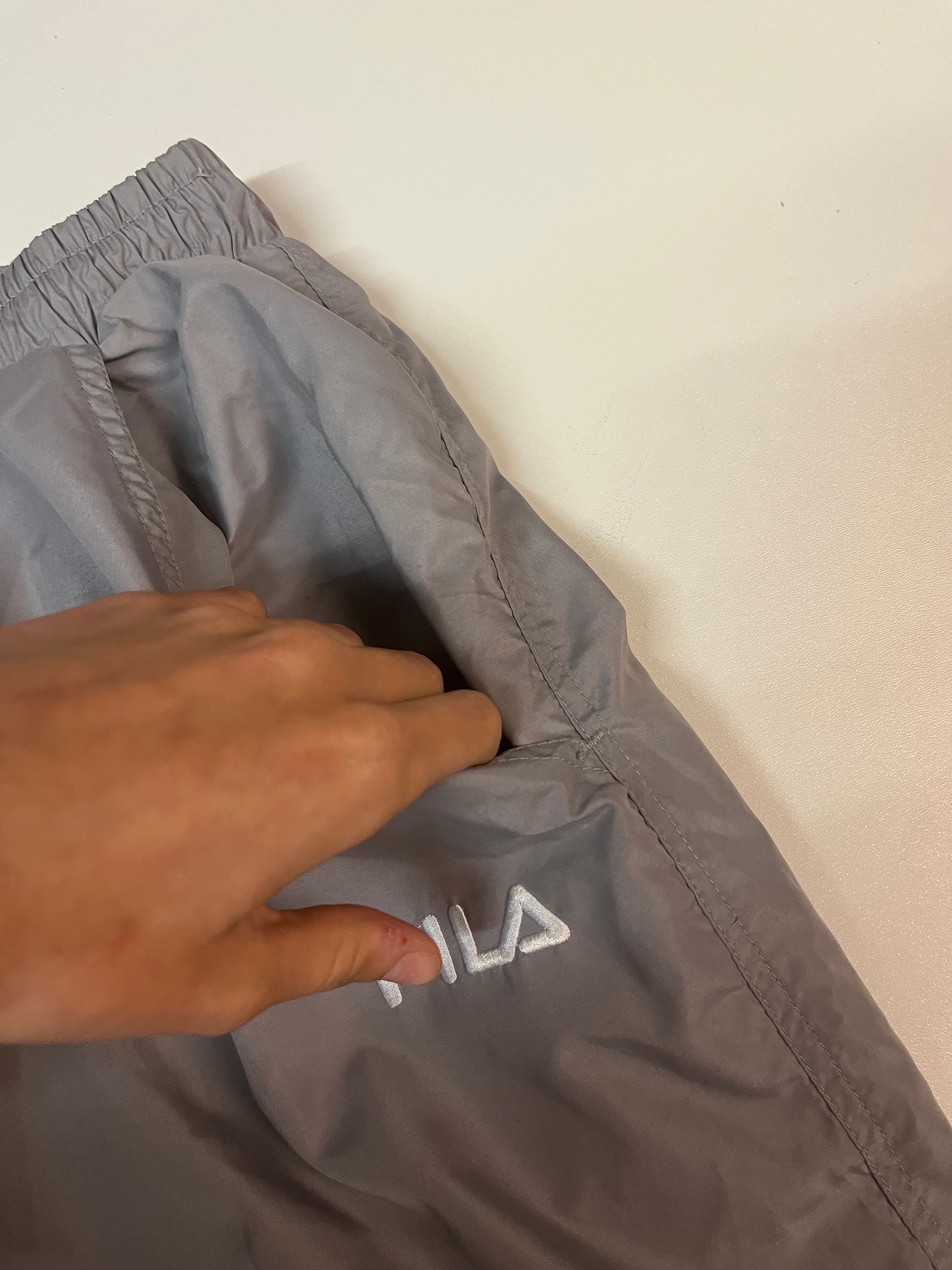 Entdecke unsere Vintage Track Pants von Nike und anderen Marken, erhältlich bei Valuxery.de - Dein Shop für trendige Vintage - Kleidung. Unsere Track Pants sind aus hochwertigen Materialien und