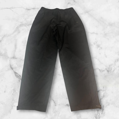 Entdecke unsere Vintage Track Pants von Nike und anderen Marken, erhältlich bei Valuxery.de - Dein Shop für trendige Vintage - Kleidung. Unsere Track Pants sind aus hochwertigen Materialien und