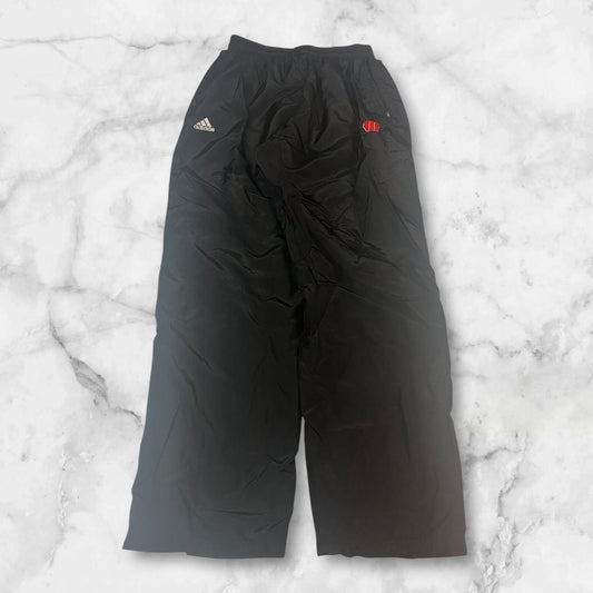 Entdecke unsere Vintage Track Pants von Nike und anderen Marken, erhältlich bei Valuxery.de - Dein Shop für trendige Vintage - Kleidung. Unsere Track Pants sind aus hochwertigen Materialien und