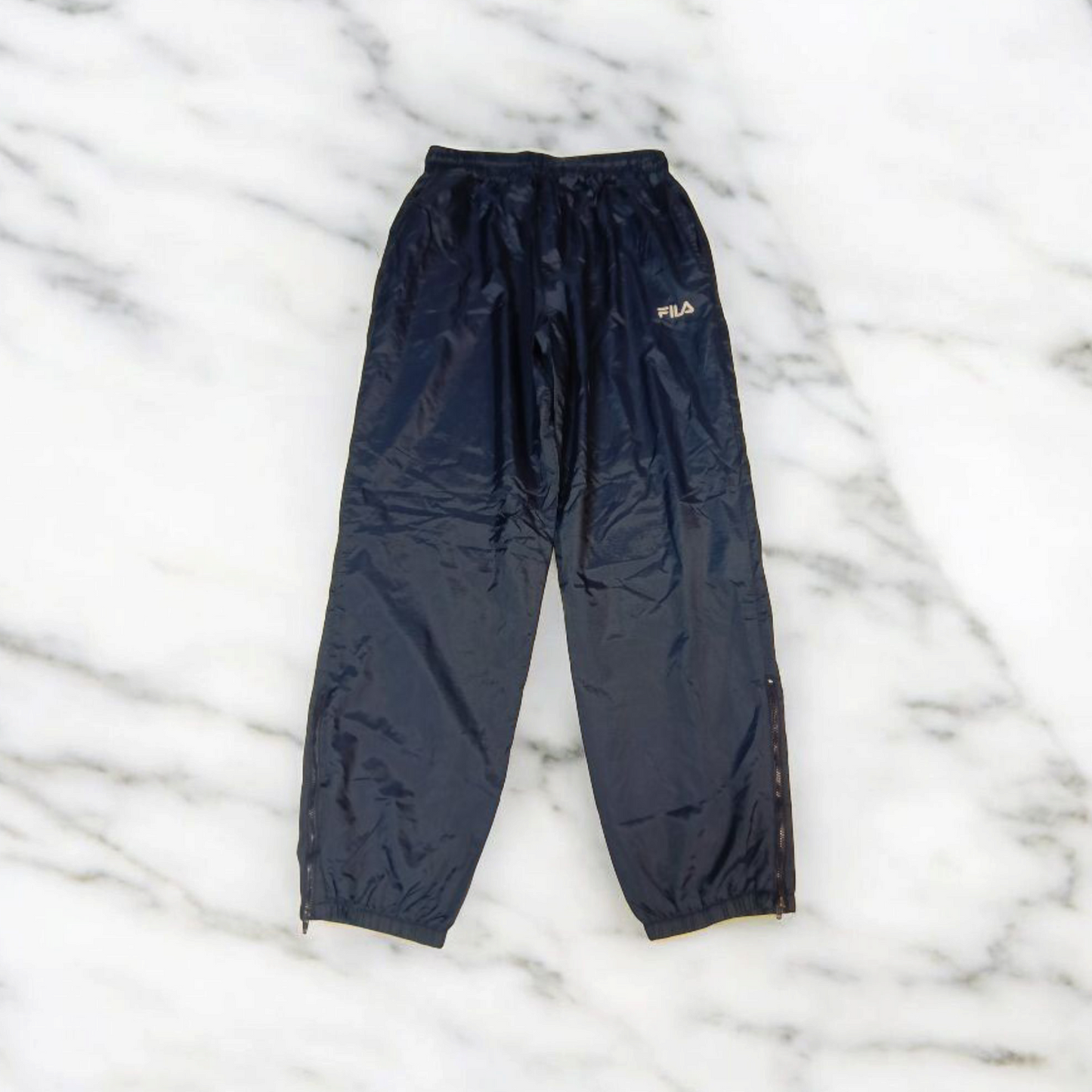 Entdecke unsere Vintage Track Pants von Nike und anderen Marken, erhältlich bei Valuxery.de - Dein Shop für trendige Vintage - Kleidung. Unsere Track Pants sind aus hochwertigen Materialien und