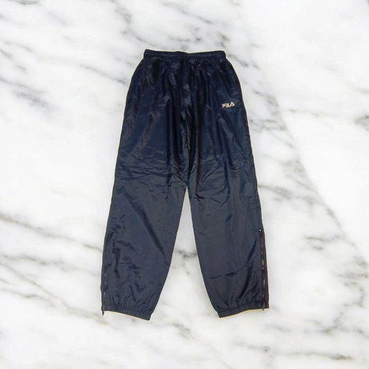 Entdecke unsere Vintage Track Pants von Nike und anderen Marken, erhältlich bei Valuxery.de - Dein Shop für trendige Vintage - Kleidung. Unsere Track Pants sind aus hochwertigen Materialien und