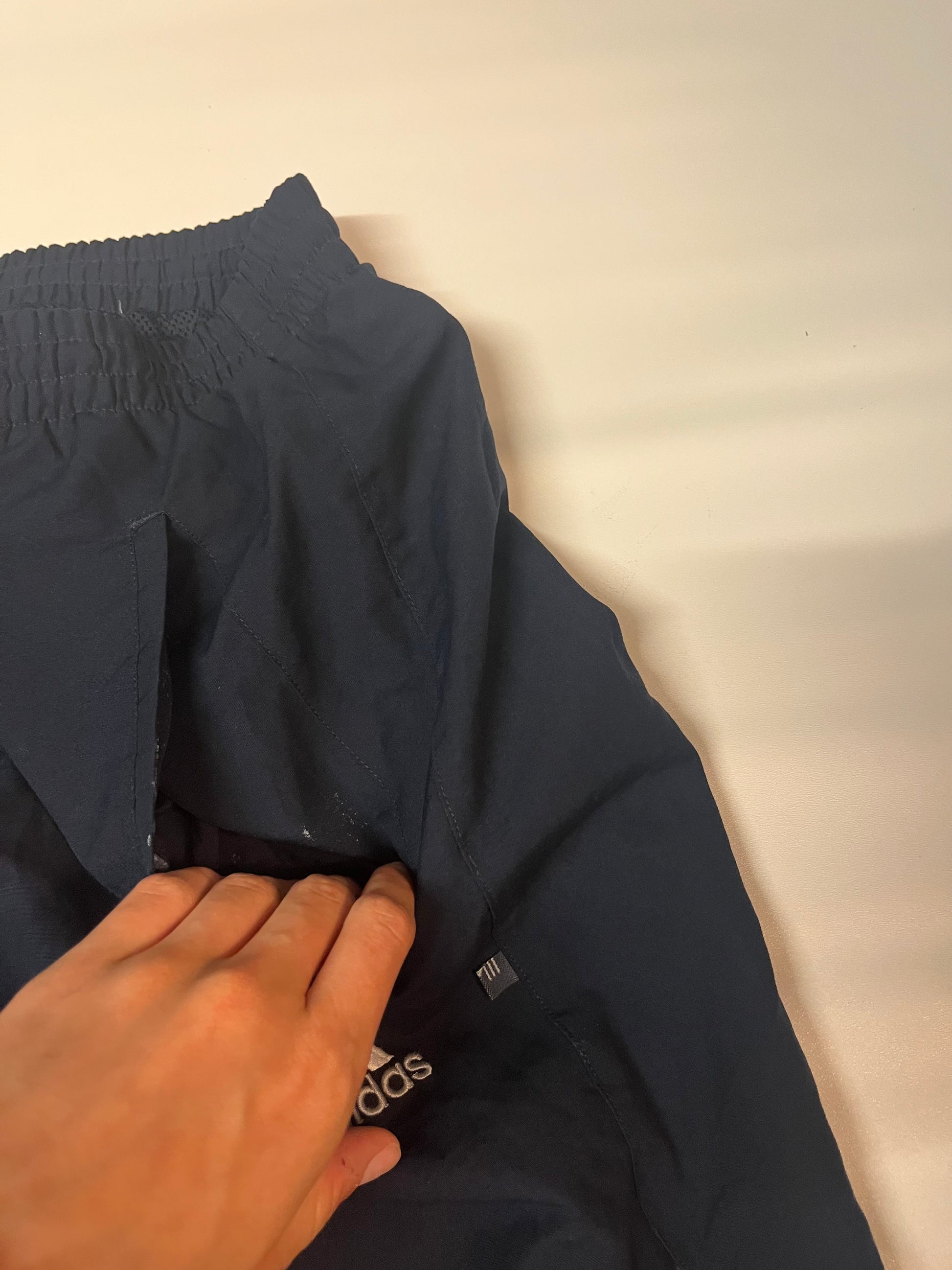 Entdecke unsere Vintage Track Pants von Nike und anderen Marken, erhältlich bei Valuxery.de - Dein Shop für trendige Vintage - Kleidung. Unsere Track Pants sind aus hochwertigen Materialien und