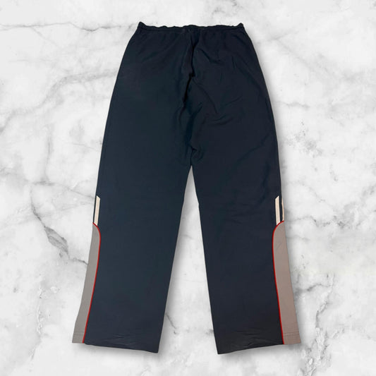Entdecke unsere Vintage Track Pants von Nike und anderen Marken, erhältlich bei Valuxery.de - Dein Shop für trendige Vintage - Kleidung. Unsere Track Pants sind aus hochwertigen Materialien und