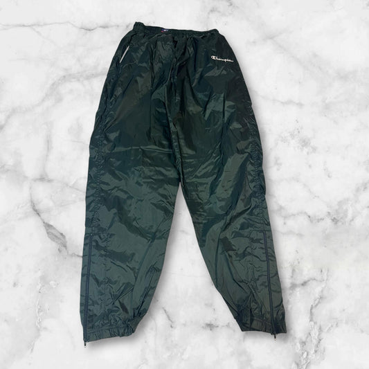 Entdecke unsere Vintage Track Pants von Nike und anderen Marken, erhältlich bei Valuxery.de - Dein Shop für trendige Vintage - Kleidung. Unsere Track Pants sind aus hochwertigen Materialien und