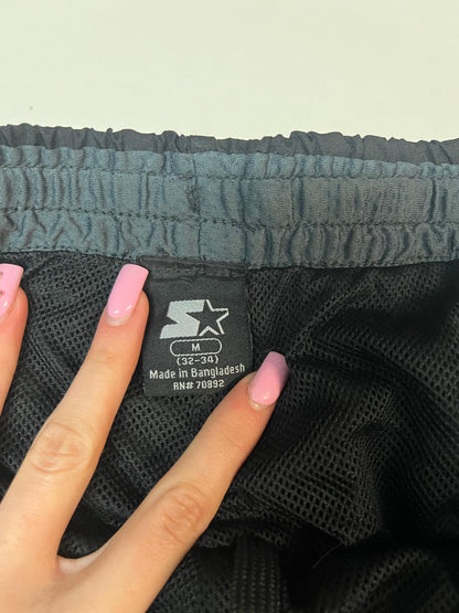 Entdecke unsere Vintage Track Pants von Nike und anderen Marken, erhältlich bei Valuxery.de - Dein Shop für trendige Vintage - Kleidung. Unsere Track Pants sind aus hochwertigen Materialien und
