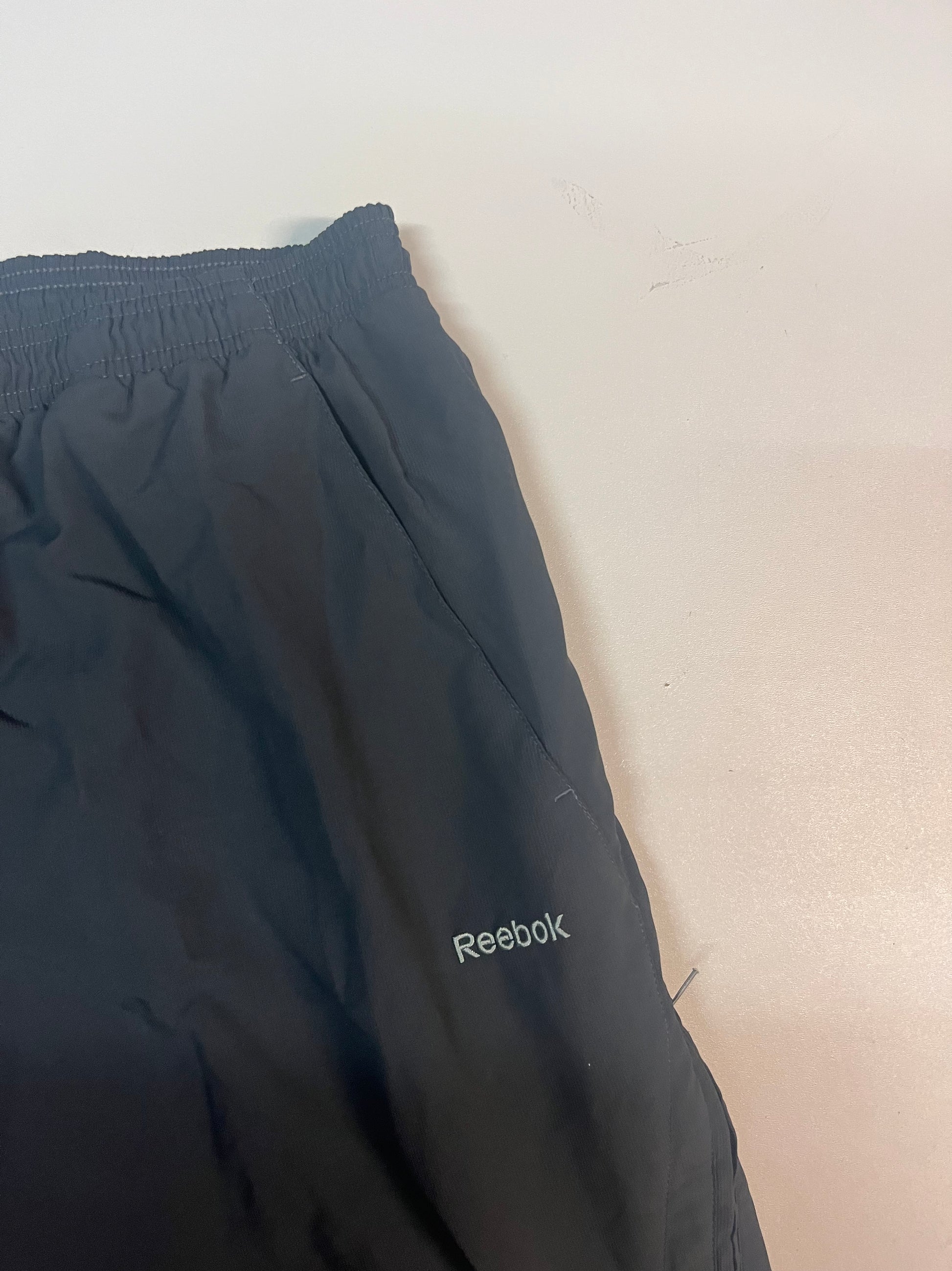 Entdecke unsere Vintage Track Pants von Nike und anderen Marken, erhältlich bei Valuxery.de - Dein Shop für trendige Vintage - Kleidung. Unsere Track Pants sind aus hochwertigen Materialien und