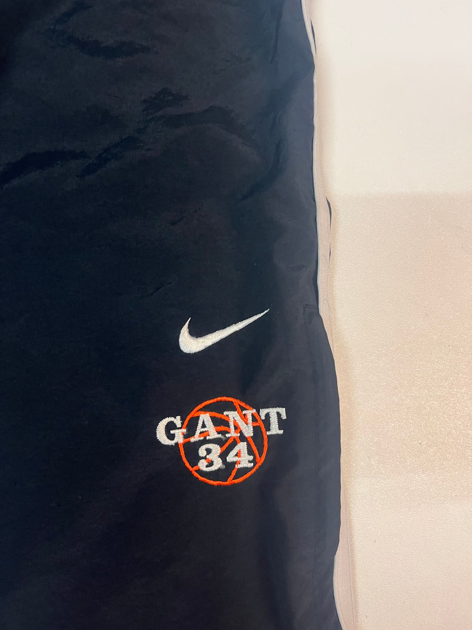 Entdecke unsere Vintage Track Pants von Nike und anderen Marken, erhältlich bei Valuxery.de - Dein Shop für trendige Vintage - Kleidung. Unsere Track Pants sind aus hochwertigen Materialien und