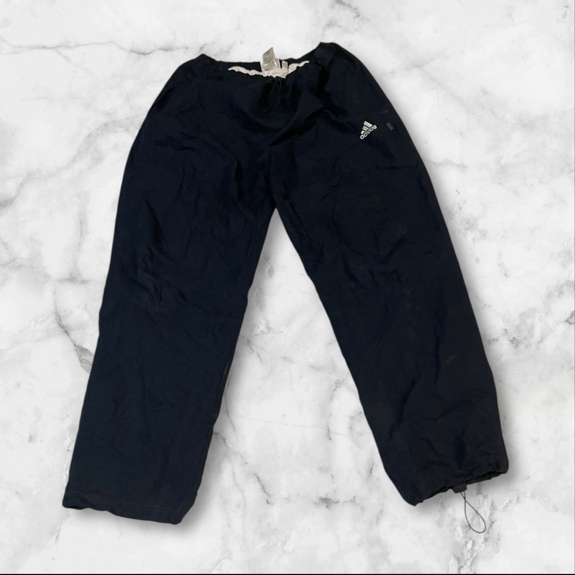 Entdecke unsere Vintage Track Pants von Nike und anderen Marken, erhältlich bei Valuxery.de - Dein Shop für trendige Vintage - Kleidung. Unsere Track Pants sind aus hochwertigen Materialien und