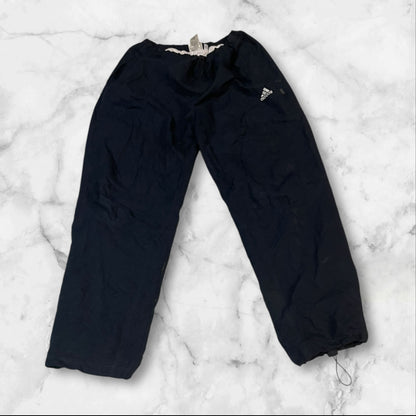 Entdecke unsere Vintage Track Pants von Nike und anderen Marken, erhältlich bei Valuxery.de - Dein Shop für trendige Vintage - Kleidung. Unsere Track Pants sind aus hochwertigen Materialien und