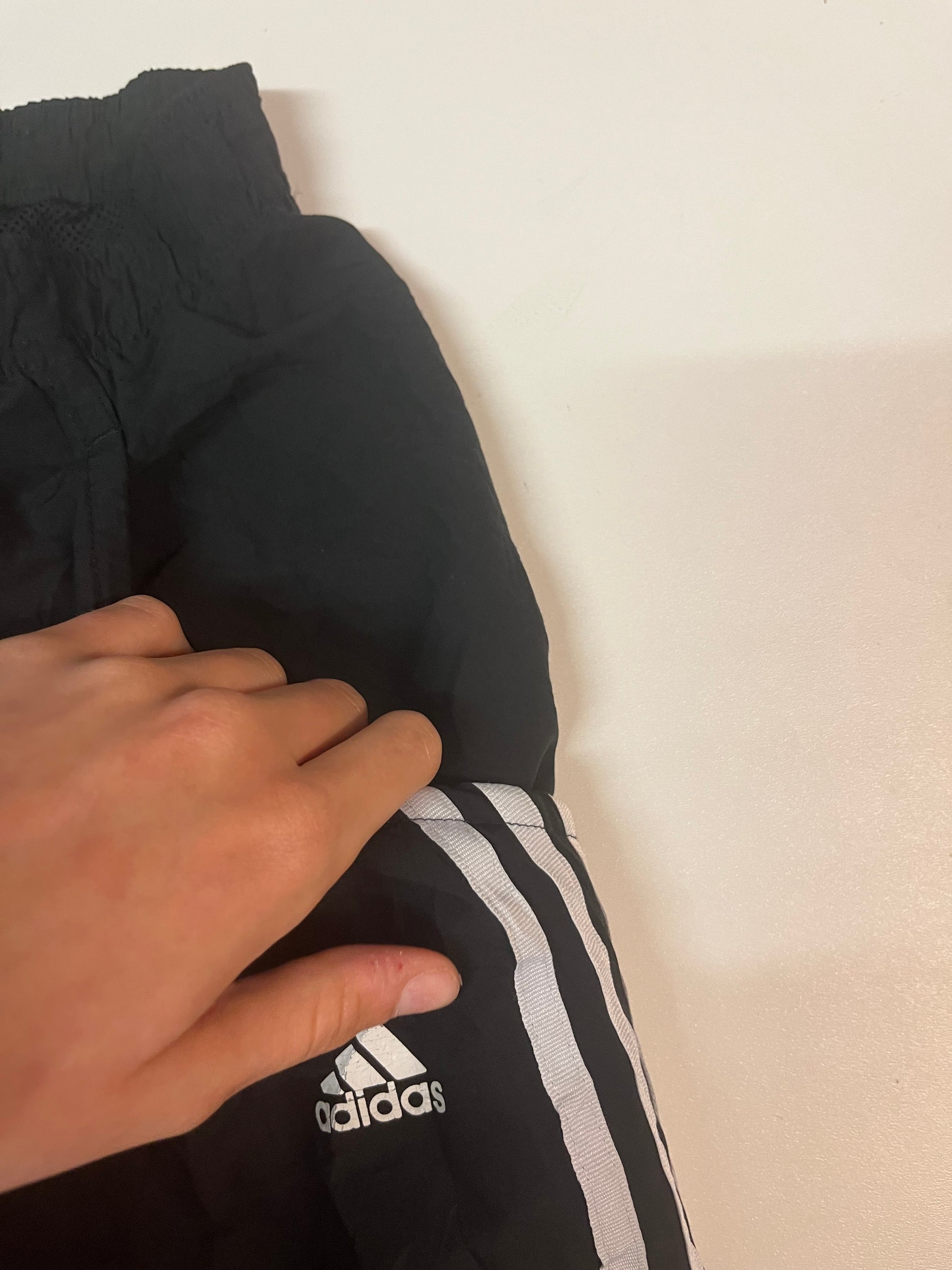 Entdecke unsere Vintage Track Pants von Nike und anderen Marken, erhältlich bei Valuxery.de - Dein Shop für trendige Vintage - Kleidung. Unsere Track Pants sind aus hochwertigen Materialien und