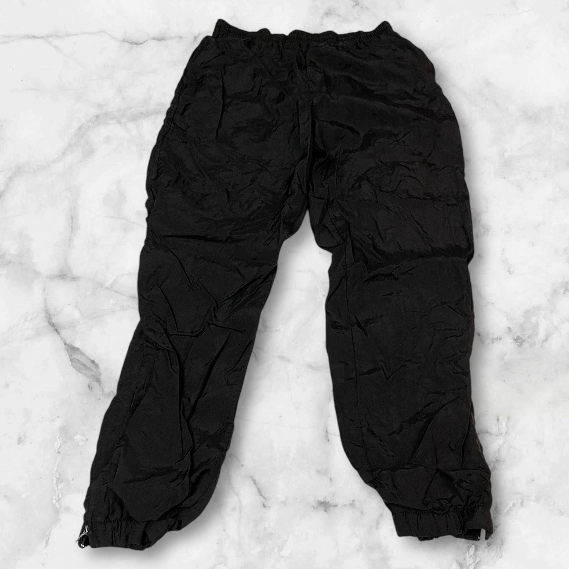 Entdecke unsere Vintage Track Pants von Nike und anderen Marken, erhältlich bei Valuxery.de - Dein Shop für trendige Vintage - Kleidung. Unsere Track Pants sind aus hochwertigen Materialien und