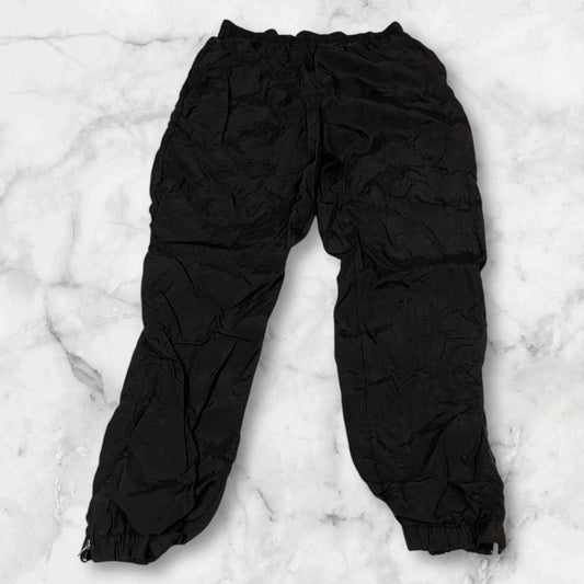 Entdecke unsere Vintage Track Pants von Nike und anderen Marken, erhältlich bei Valuxery.de - Dein Shop für trendige Vintage - Kleidung. Unsere Track Pants sind aus hochwertigen Materialien und