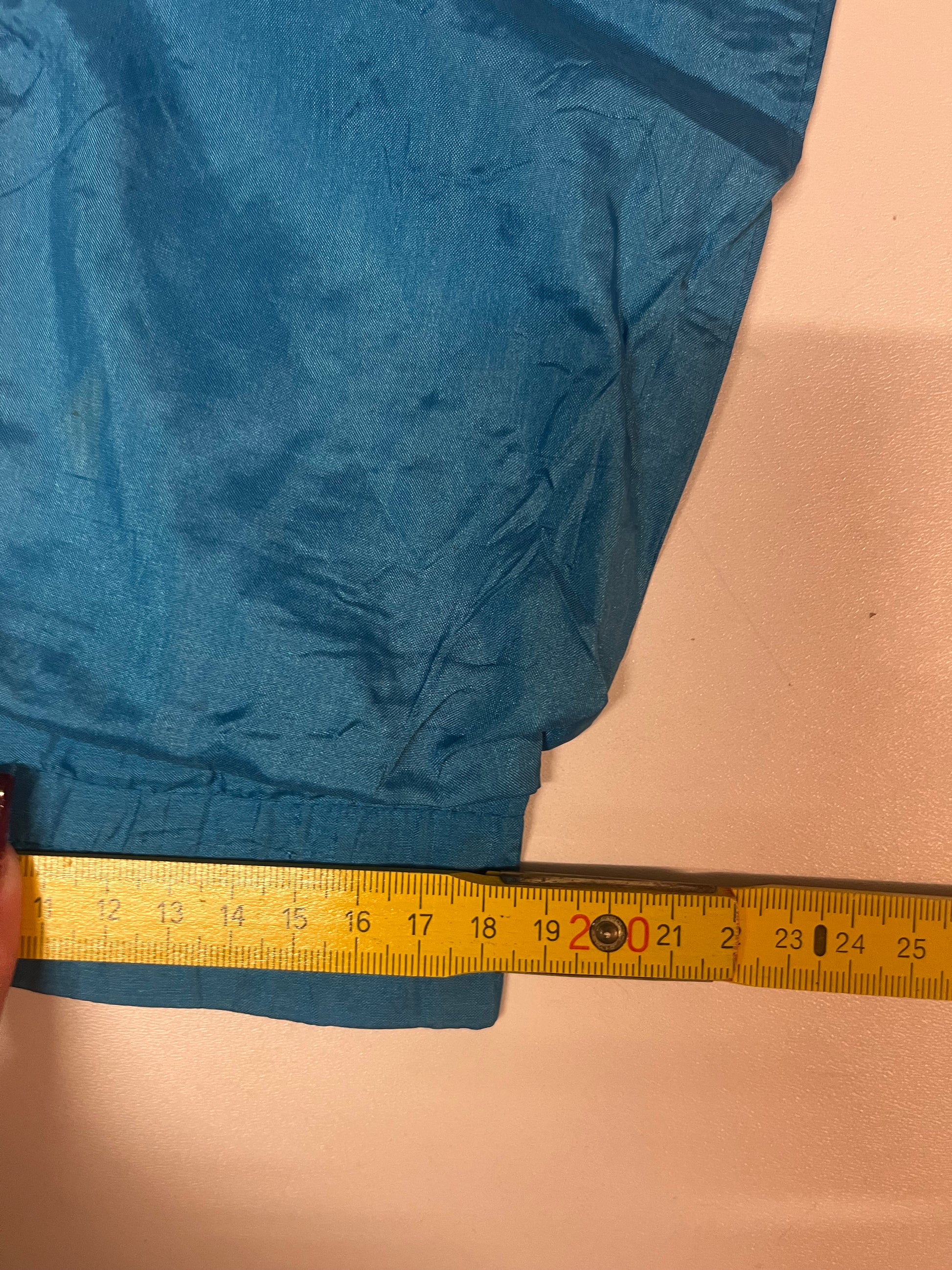 Entdecke unsere Vintage Track Pants von Nike und anderen Marken, erhältlich bei Valuxery.de - Dein Shop für trendige Vintage - Kleidung. Unsere Track Pants sind aus hochwertigen Materialien und
