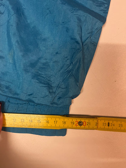 Entdecke unsere Vintage Track Pants von Nike und anderen Marken, erhältlich bei Valuxery.de - Dein Shop für trendige Vintage - Kleidung. Unsere Track Pants sind aus hochwertigen Materialien und