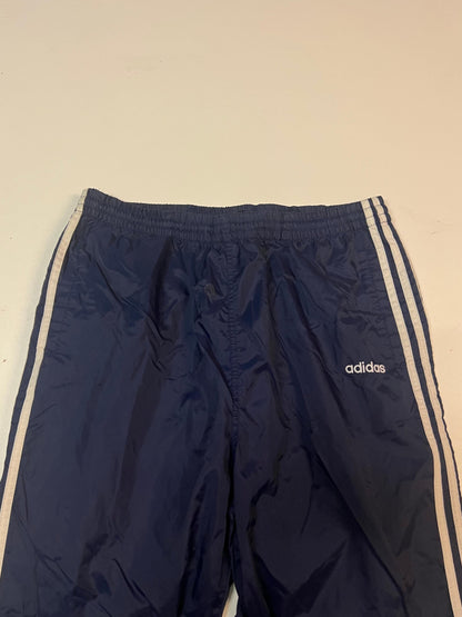 Entdecke unsere Vintage Track Pants von Nike und anderen Marken, erhältlich bei Valuxery.de - Dein Shop für trendige Vintage - Kleidung. Unsere Track Pants sind aus hochwertigen Materialien und