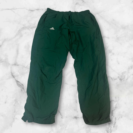 Entdecke unsere Vintage Track Pants von Nike und anderen Marken, erhältlich bei Valuxery.de - Dein Shop für trendige Vintage - Kleidung. Unsere Track Pants sind aus hochwertigen Materialien und