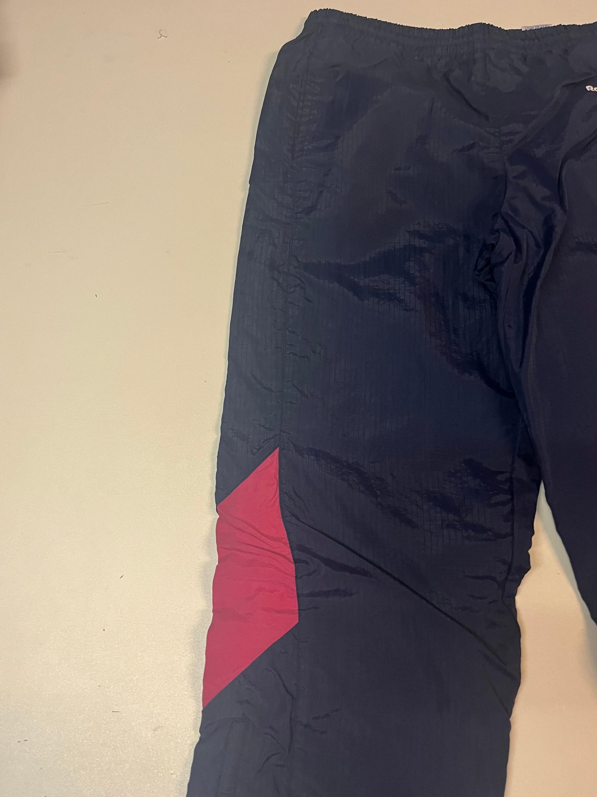Entdecke unsere Vintage Track Pants von Nike und anderen Marken, erhältlich bei Valuxery.de - Dein Shop für trendige Vintage - Kleidung. Unsere Track Pants sind aus hochwertigen Materialien und