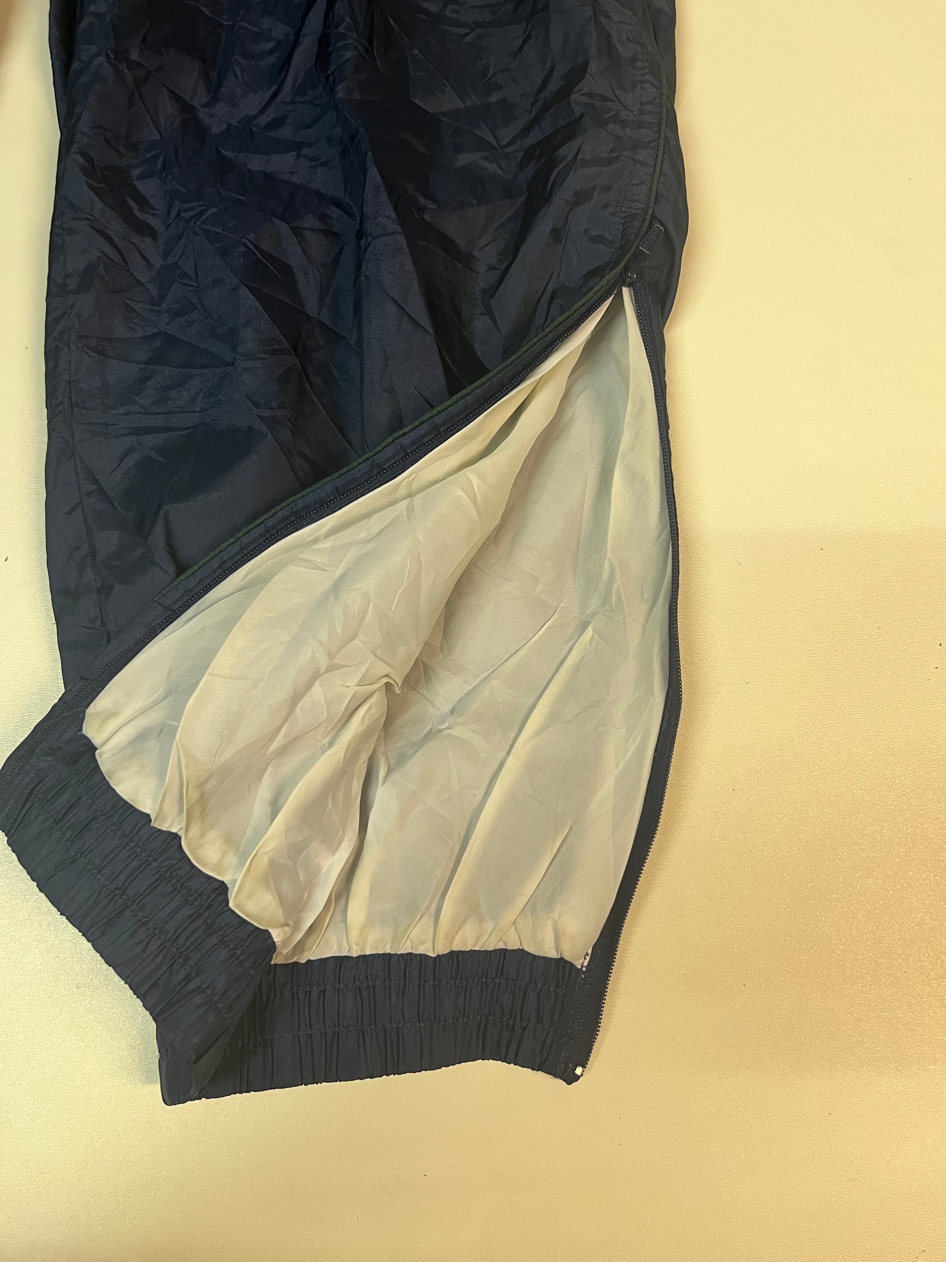 Entdecke unsere Vintage Track Pants von Nike und anderen Marken, erhältlich bei Valuxery.de - Dein Shop für trendige Vintage - Kleidung. Unsere Track Pants sind aus hochwertigen Materialien und