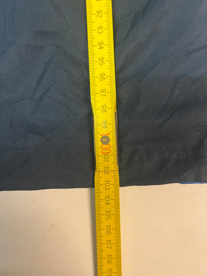 Entdecke unsere Vintage Track Pants von Nike und anderen Marken, erhältlich bei Valuxery.de - Dein Shop für trendige Vintage - Kleidung. Unsere Track Pants sind aus hochwertigen Materialien und