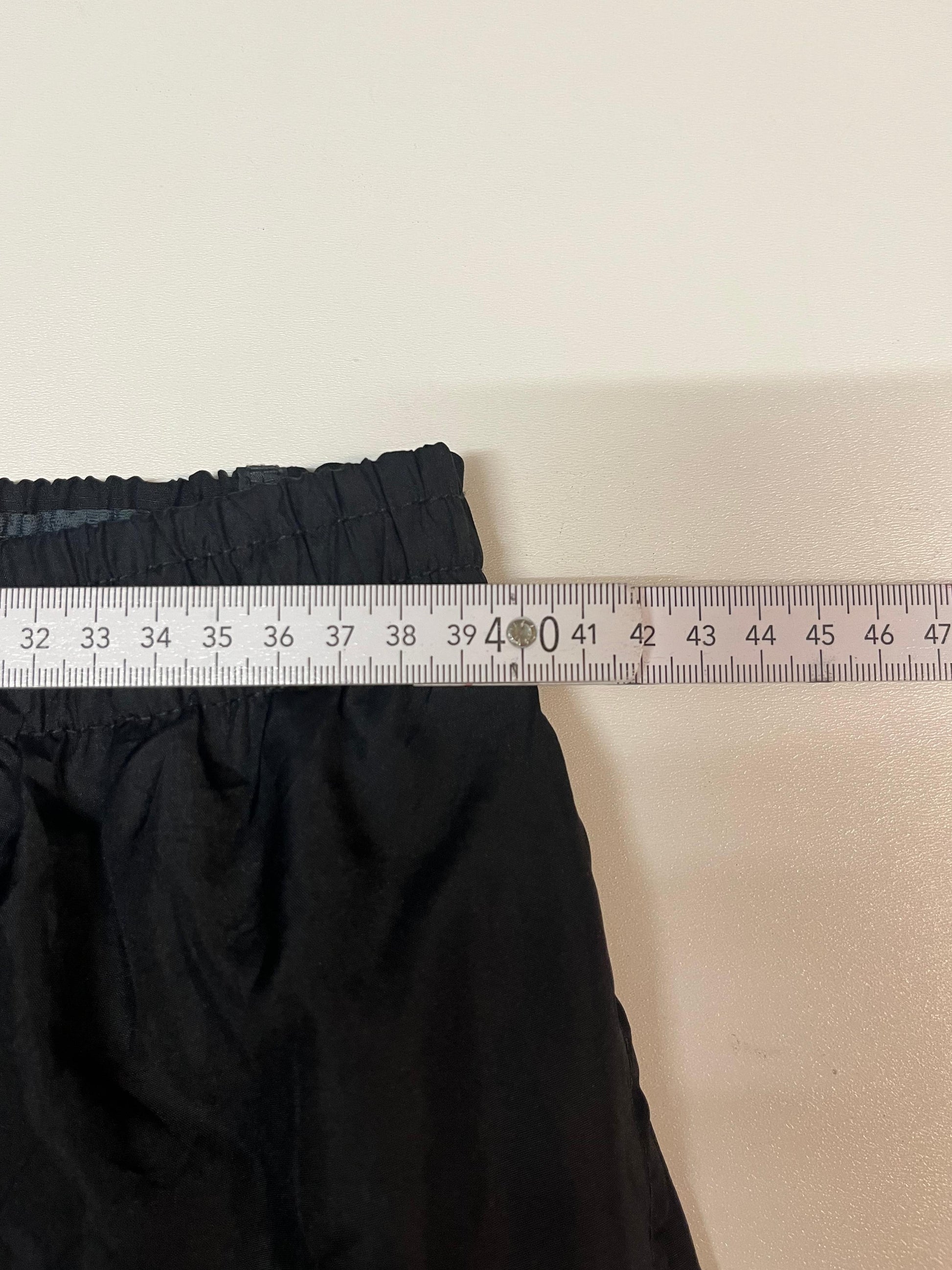 Entdecke unsere Vintage Track Pants von Nike und anderen Marken, erhältlich bei Valuxery.de - Dein Shop für trendige Vintage - Kleidung. Unsere Track Pants sind aus hochwertigen Materialien und
