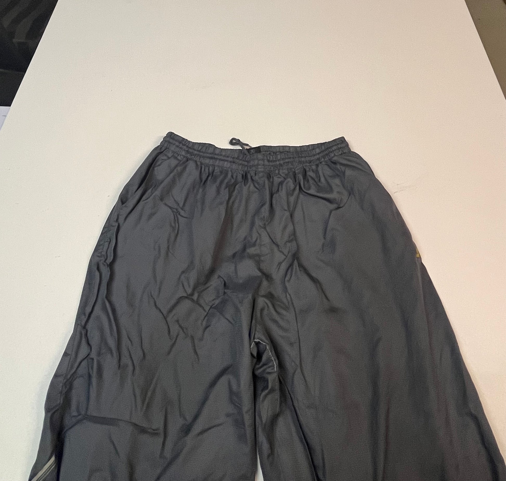 Entdecke unsere Vintage Track Pants von Nike und anderen Marken, erhältlich bei Valuxery.de - Dein Shop für trendige Vintage - Kleidung. Unsere Track Pants sind aus hochwertigen Materialien und