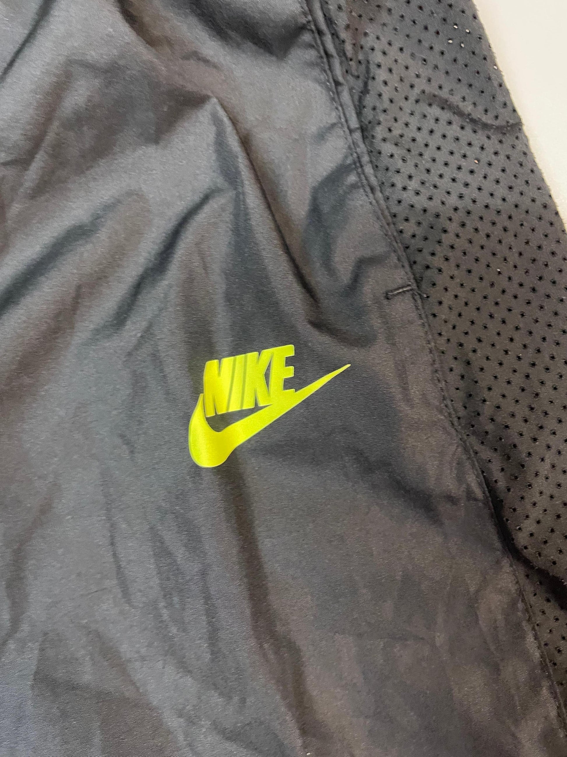 Entdecke unsere Vintage Track Pants von Nike und anderen Marken, erhältlich bei Valuxery.de - Dein Shop für trendige Vintage - Kleidung. Unsere Track Pants sind aus hochwertigen Materialien und