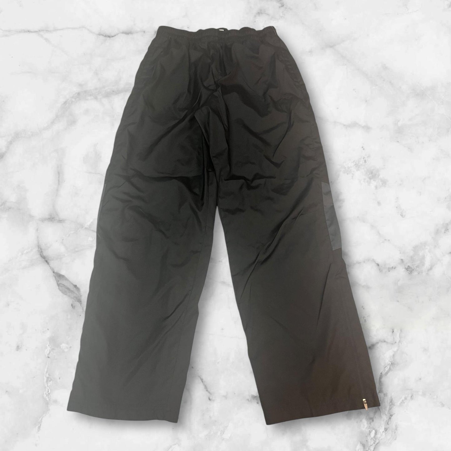 Entdecke unsere Vintage Track Pants von Nike und anderen Marken, erhältlich bei Valuxery.de - Dein Shop für trendige Vintage - Kleidung. Unsere Track Pants sind aus hochwertigen Materialien und