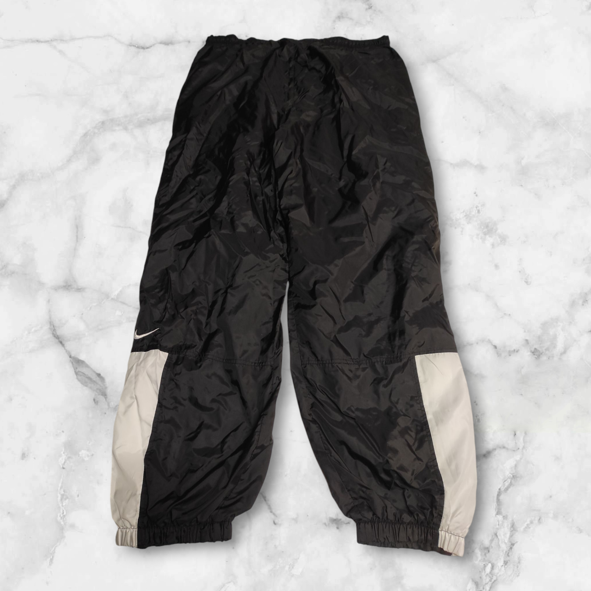 Entdecke unsere Vintage Track Pants von Nike und anderen Marken, erhältlich bei Valuxery.de - Dein Shop für trendige Vintage - Kleidung. Unsere Track Pants sind aus hochwertigen Materialien und