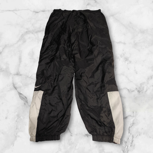 Entdecke unsere Vintage Track Pants von Nike und anderen Marken, erhältlich bei Valuxery.de - Dein Shop für trendige Vintage - Kleidung. Unsere Track Pants sind aus hochwertigen Materialien und