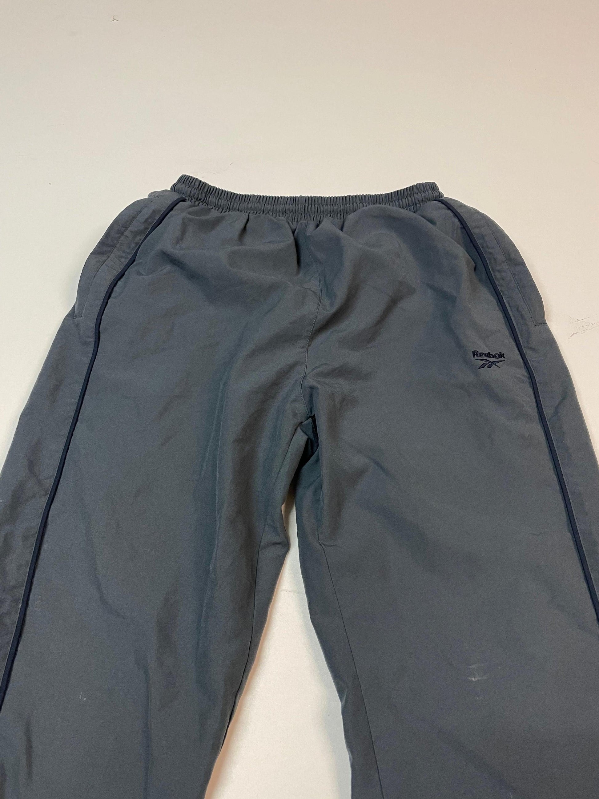 Entdecke unsere Vintage Track Pants von Nike und anderen Marken, erhältlich bei Valuxery.de - Dein Shop für trendige Vintage - Kleidung. Unsere Track Pants sind aus hochwertigen Materialien und