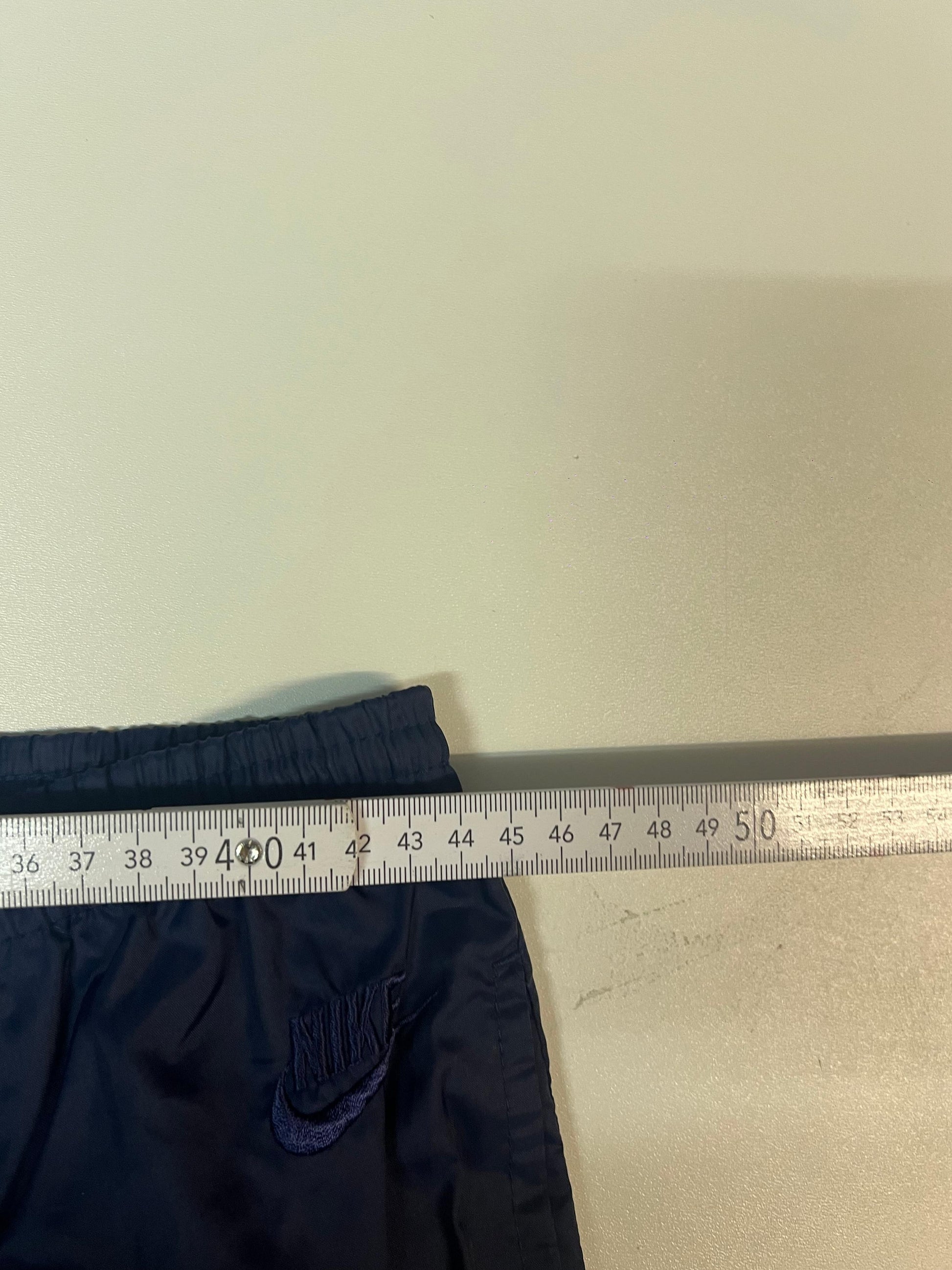 Entdecke unsere Vintage Track Pants von Nike und anderen Marken, erhältlich bei Valuxery.de - Dein Shop für trendige Vintage - Kleidung. Unsere Track Pants sind aus hochwertigen Materialien und