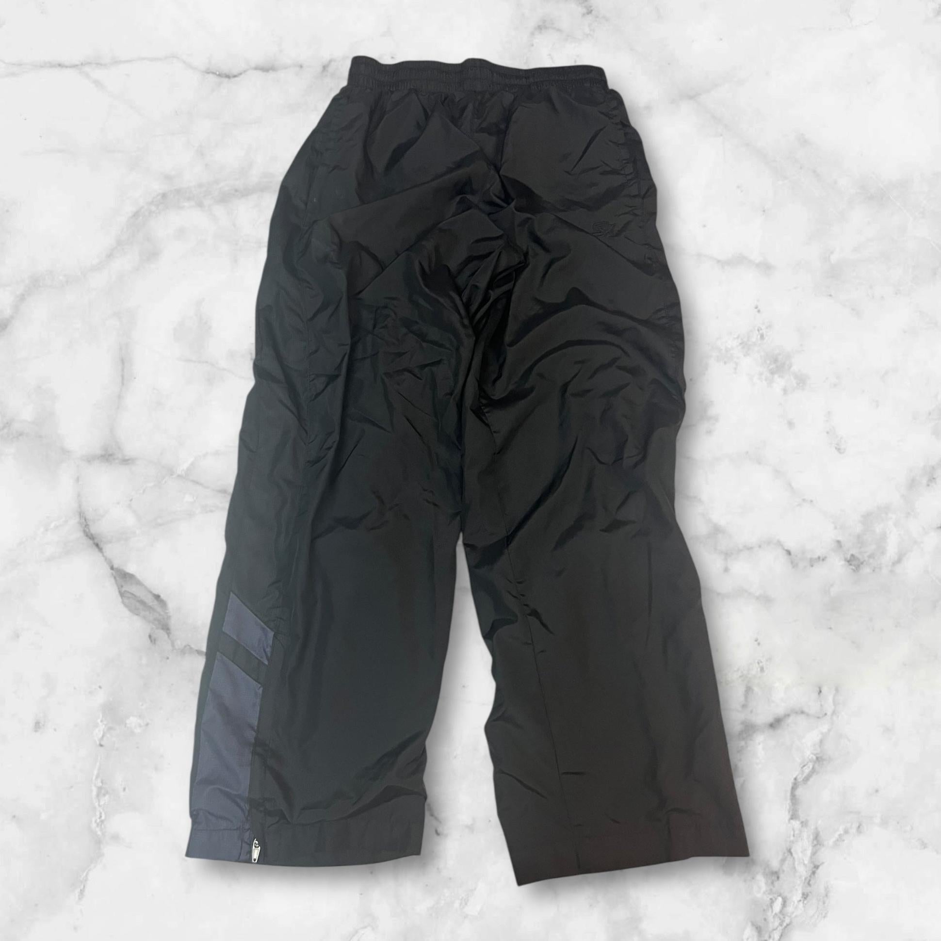 Entdecke unsere Vintage Track Pants von Nike und anderen Marken, erhältlich bei Valuxery.de - Dein Shop für trendige Vintage - Kleidung. Unsere Track Pants sind aus hochwertigen Materialien und