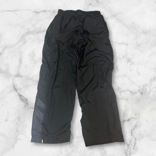 Entdecke unsere Vintage Track Pants von Nike und anderen Marken, erhältlich bei Valuxery.de - Dein Shop für trendige Vintage - Kleidung. Unsere Track Pants sind aus hochwertigen Materialien und