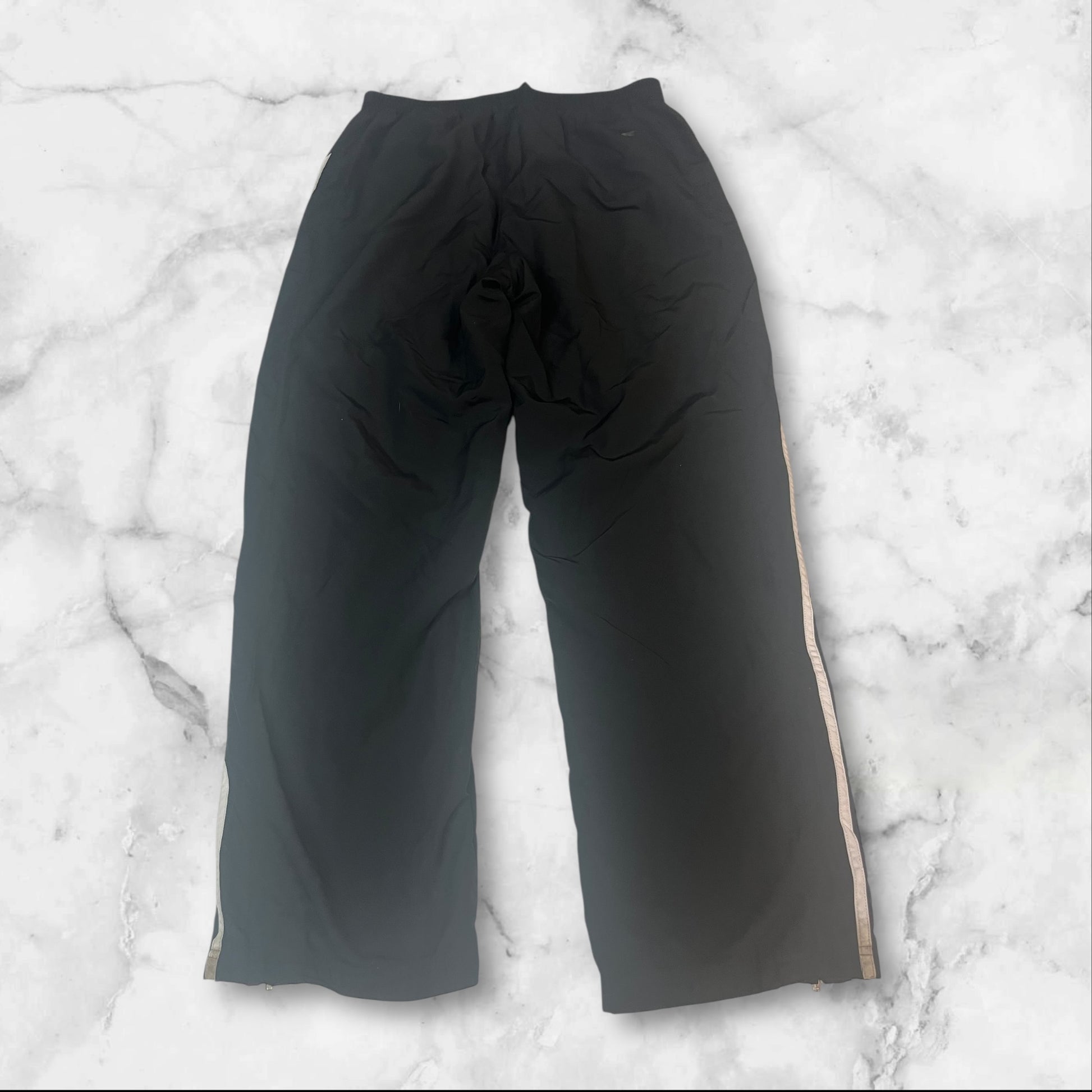 Entdecke unsere Vintage Track Pants von Nike und anderen Marken, erhältlich bei Valuxery.de - Dein Shop für trendige Vintage - Kleidung. Unsere Track Pants sind aus hochwertigen Materialien und