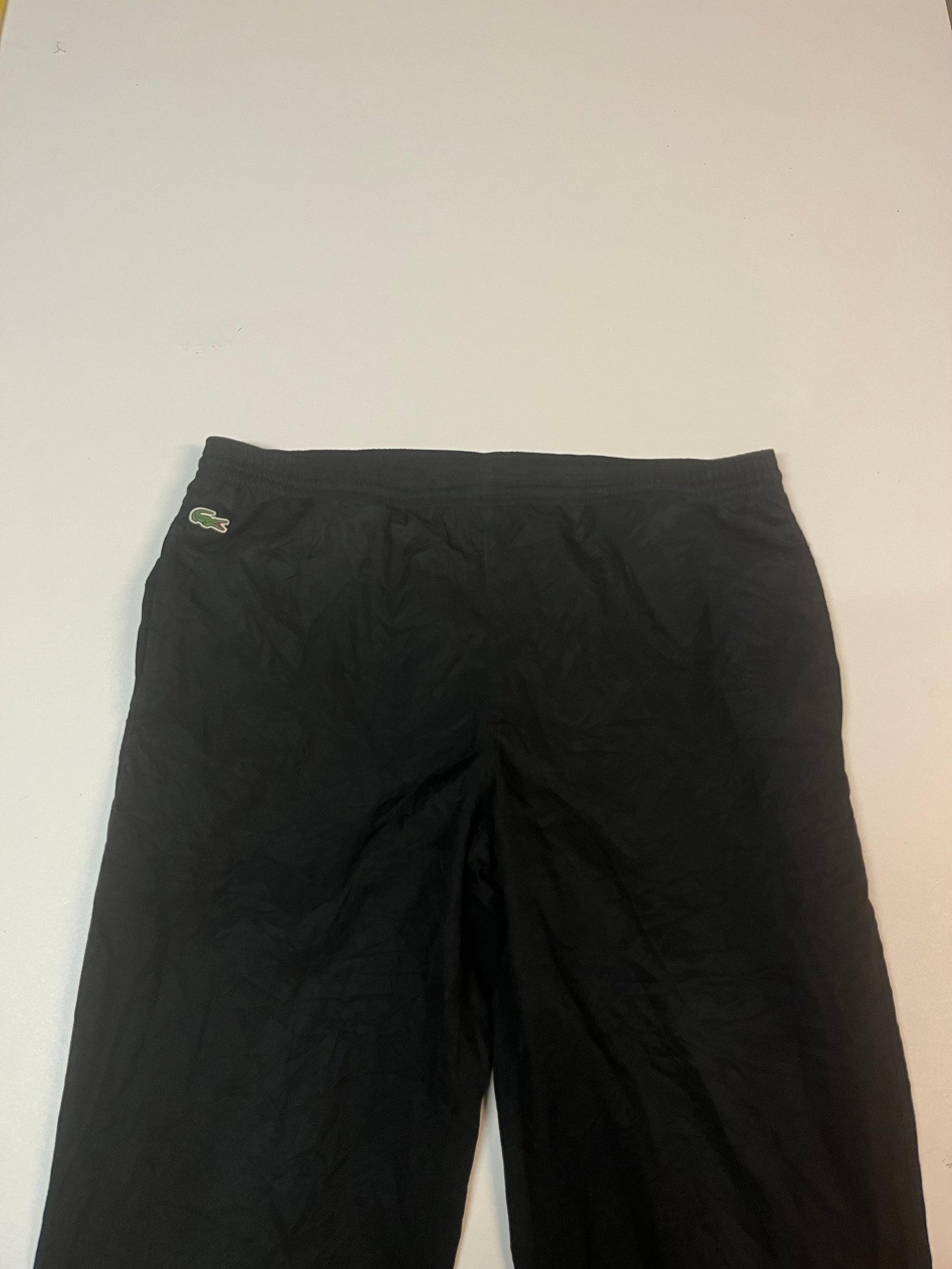 Entdecke unsere Vintage Track Pants von Nike und anderen Marken, erhältlich bei Valuxery.de - Dein Shop für trendige Vintage - Kleidung. Unsere Track Pants sind aus hochwertigen Materialien und