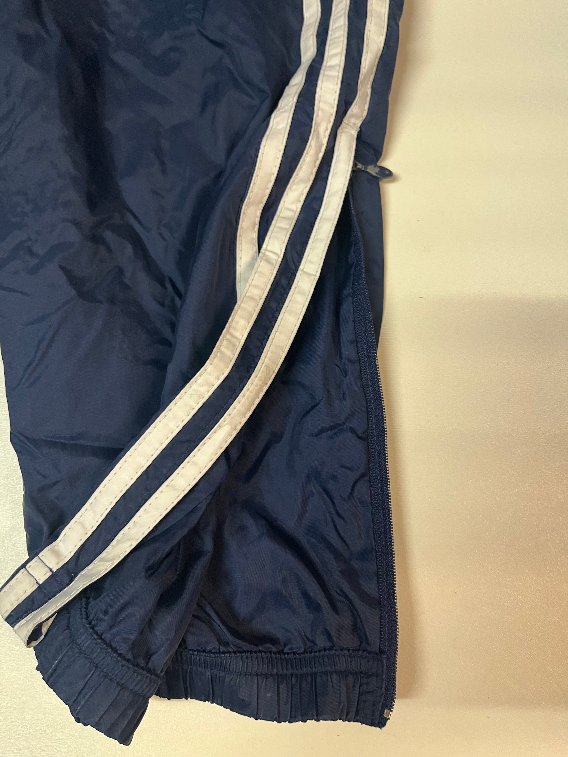 Entdecke unsere Vintage Track Pants von Nike und anderen Marken, erhältlich bei Valuxery.de - Dein Shop für trendige Vintage - Kleidung. Unsere Track Pants sind aus hochwertigen Materialien und