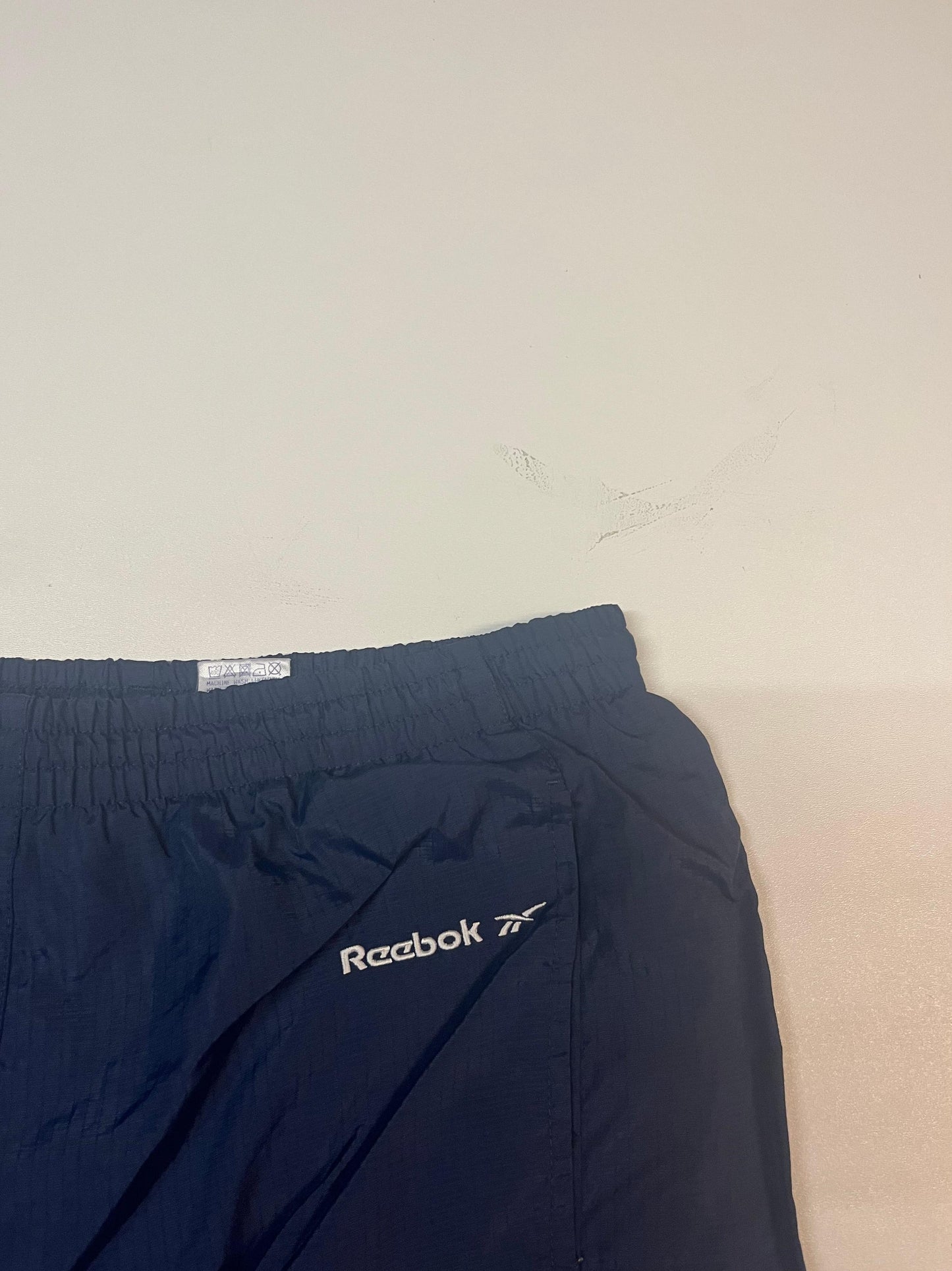 Entdecke unsere Vintage Track Pants von Nike und anderen Marken, erhältlich bei Valuxery.de - Dein Shop für trendige Vintage - Kleidung. Unsere Track Pants sind aus hochwertigen Materialien und