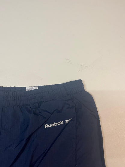Entdecke unsere Vintage Track Pants von Nike und anderen Marken, erhältlich bei Valuxery.de - Dein Shop für trendige Vintage - Kleidung. Unsere Track Pants sind aus hochwertigen Materialien und