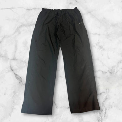 Entdecke unsere Vintage Track Pants von Nike und anderen Marken, erhältlich bei Valuxery.de - Dein Shop für trendige Vintage - Kleidung. Unsere Track Pants sind aus hochwertigen Materialien und