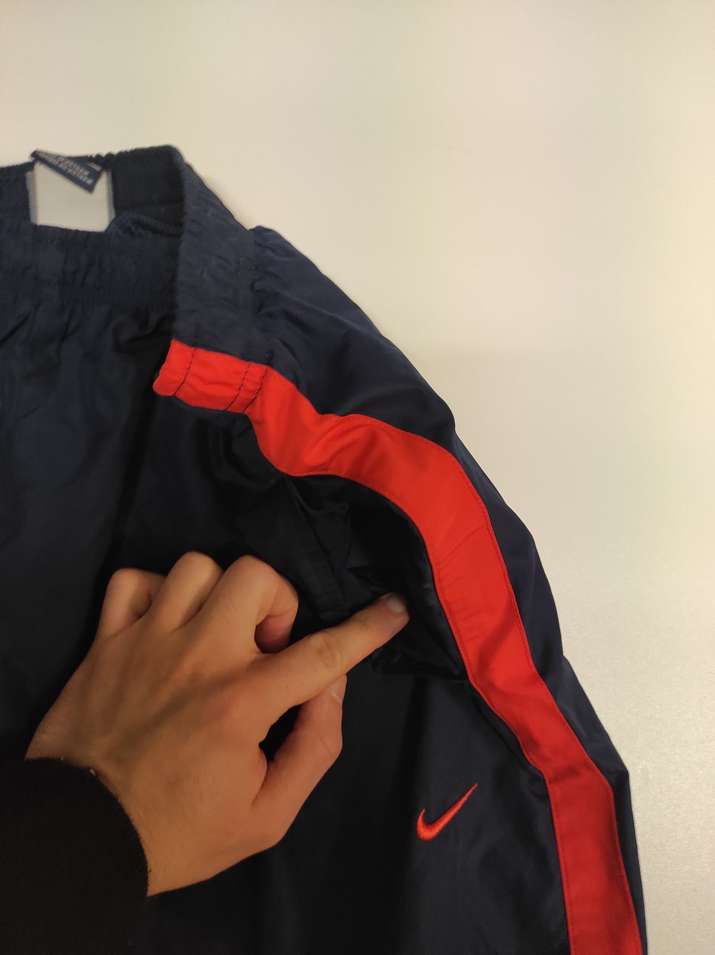 Entdecke unsere Vintage Track Pants von Nike und anderen Marken, erhältlich bei Valuxery.de - Dein Shop für trendige Vintage - Kleidung. Unsere Track Pants sind aus hochwertigen Materialien und
