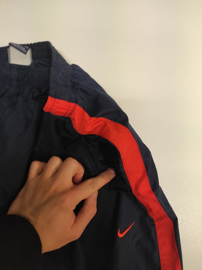 Entdecke unsere Vintage Track Pants von Nike und anderen Marken, erhältlich bei Valuxery.de - Dein Shop für trendige Vintage - Kleidung. Unsere Track Pants sind aus hochwertigen Materialien und
