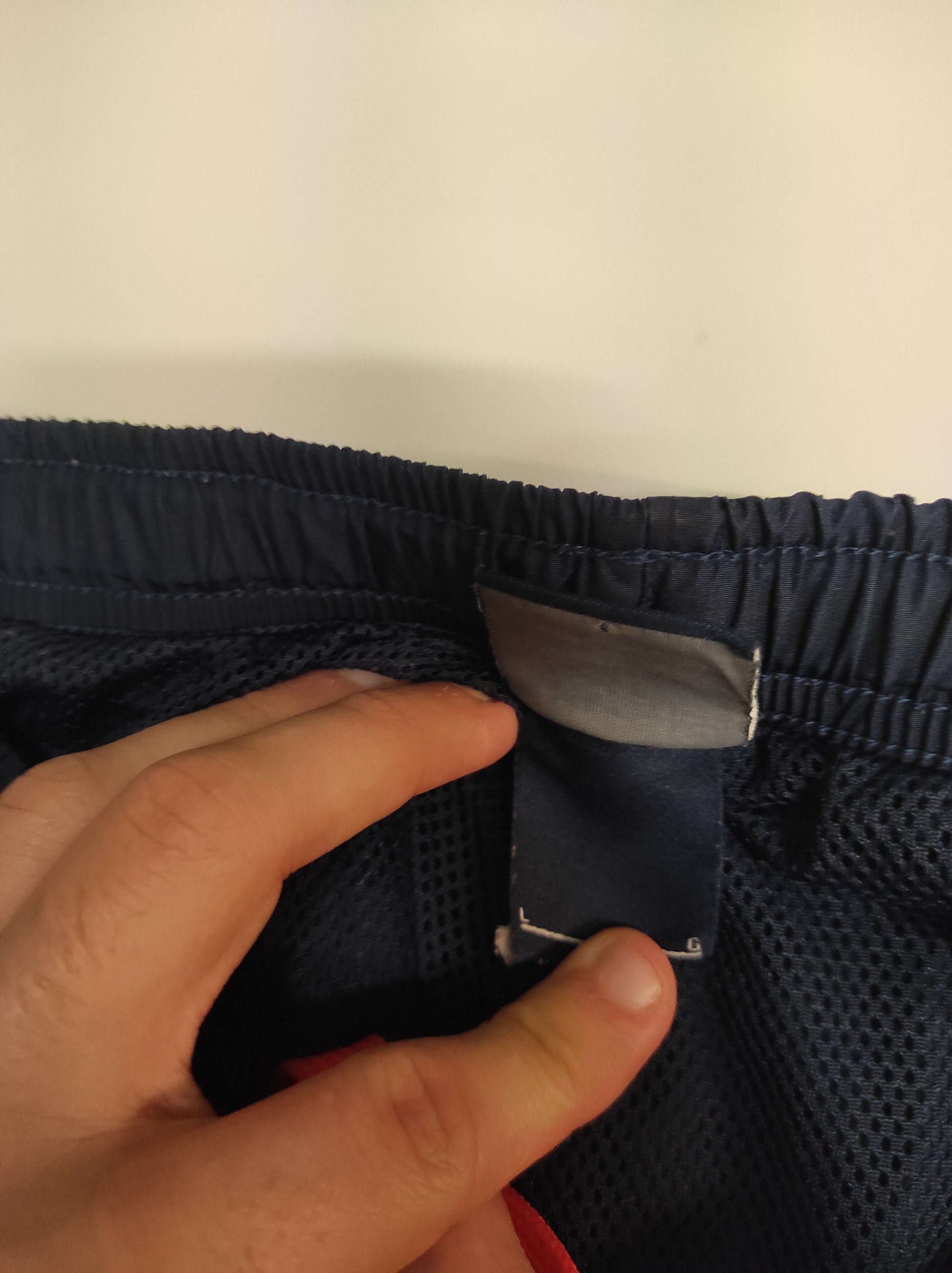 Entdecke unsere Vintage Track Pants von Nike und anderen Marken, erhältlich bei Valuxery.de - Dein Shop für trendige Vintage - Kleidung. Unsere Track Pants sind aus hochwertigen Materialien und