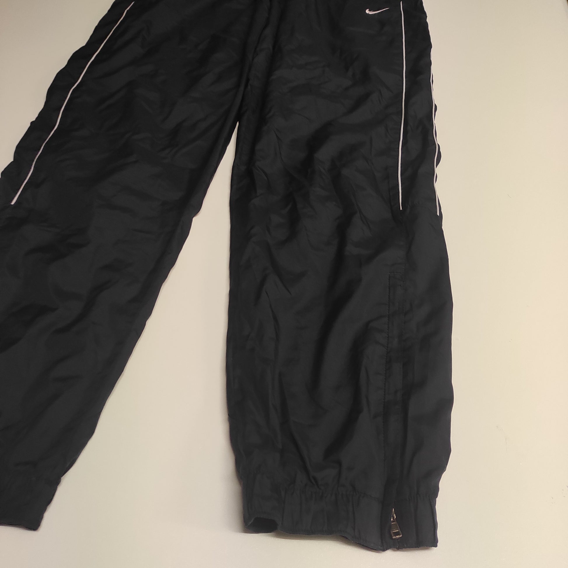 Entdecke unsere Vintage Track Pants von Nike und anderen Marken, erhältlich bei Valuxery.de - Dein Shop für trendige Vintage - Kleidung. Unsere Track Pants sind aus hochwertigen Materialien und